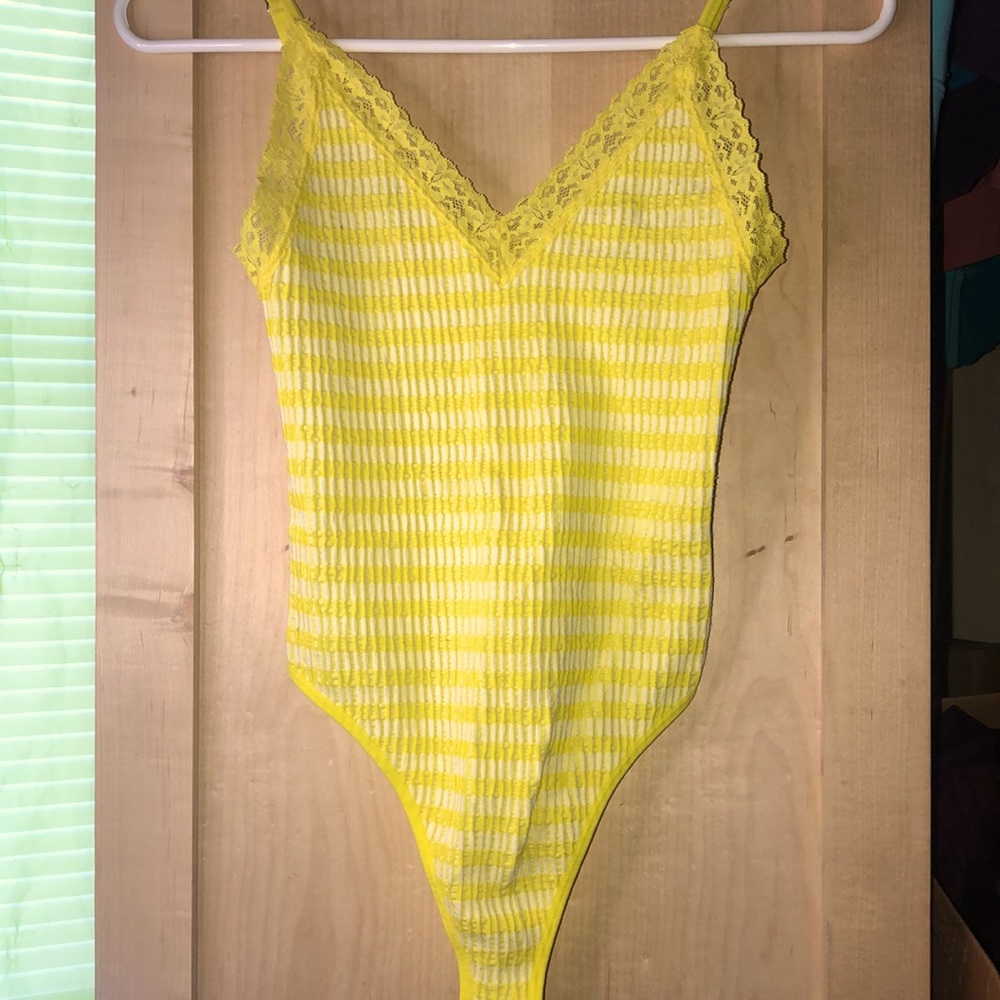 Extra small white & yellow stretchy Aeropostale body suit (NEVER WORN)